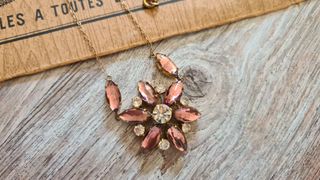 Collana Vintage con Pendente Floreale