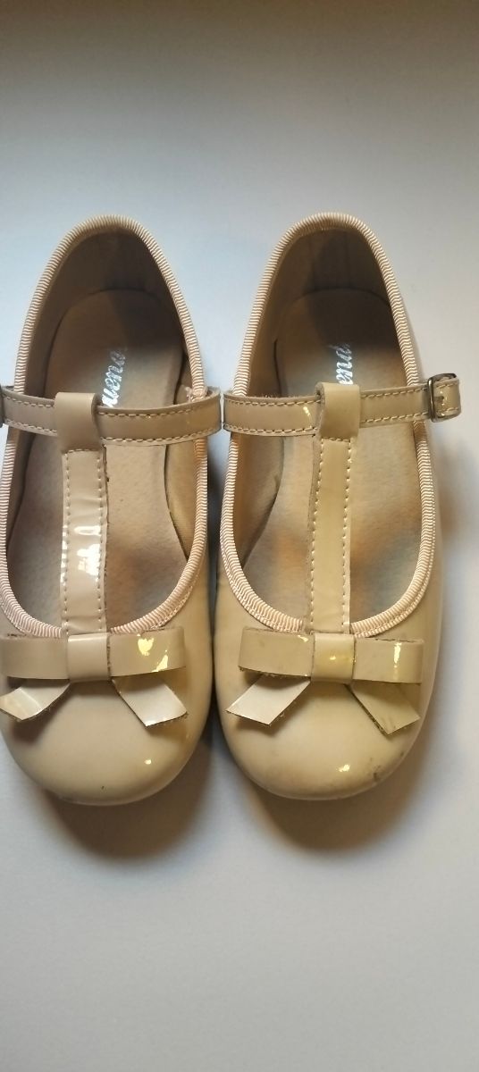Zapatos niña charol beige 26.