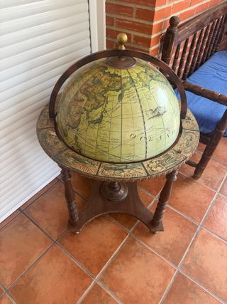 Bar con forma de globo terráqueo