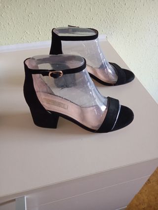 Sandalias negras tacón medio