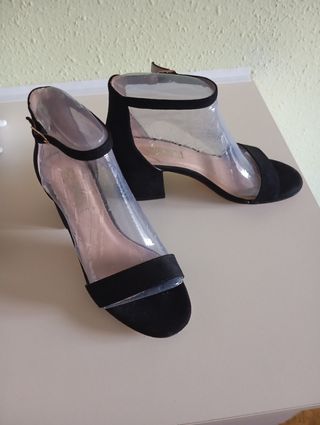 Sandalias negras tacón medio