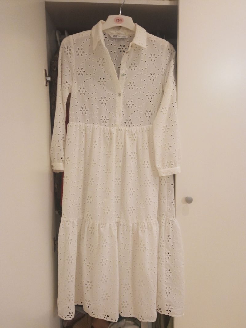 Vestido blanco bordado perforado Zara de segunda mano por 29 EUR