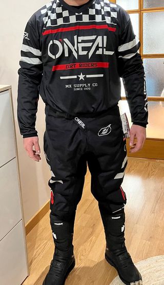 Casco de motocross y botas.