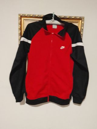 Chaqueta Nike roja y negra