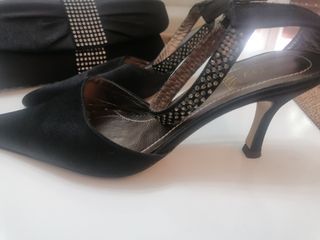 Zapatos salón negros con bolso de fiesta