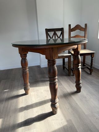 Mesa redonda de madera con sobre de cristal