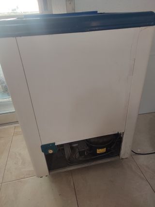 Congelador grande, blanco con puerta correderas