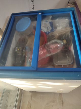 Congelador grande, blanco con puerta correderas