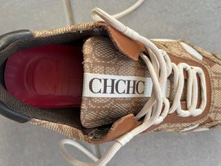 Zapatillas marca CAROLINA HERRERA.