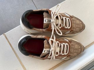 Zapatillas marca CAROLINA HERRERA.