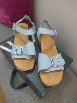 Sandalias azules de madera