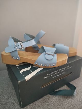 Sandalias azules de madera