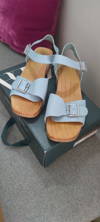 Sandalias azules de madera