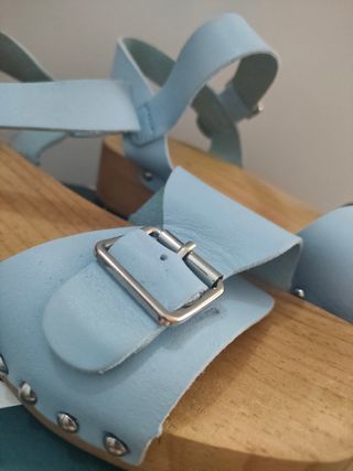 Sandalias azules de madera