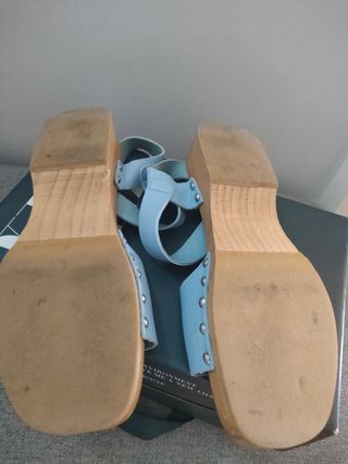 Sandalias azules de madera