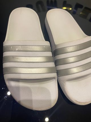Chanclas Adidas blancas y plateadas