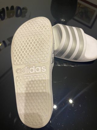 Chanclas Adidas blancas y plateadas