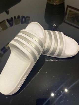 Chanclas Adidas blancas y plateadas