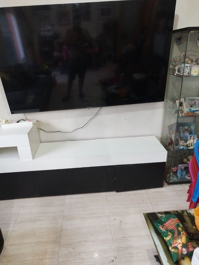 Mueble TV blanco y negro