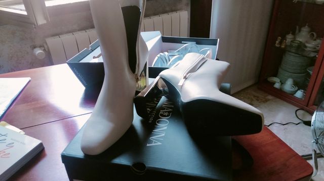 Stivaletti Madonna crema, tacco alto