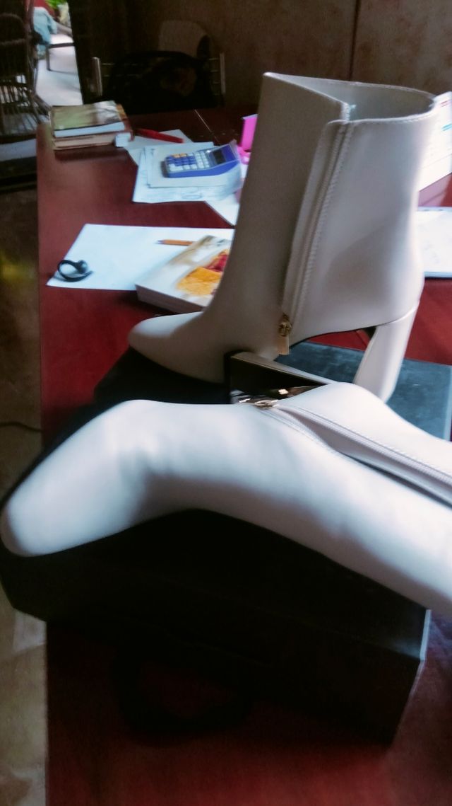 Stivaletti Madonna crema, tacco alto