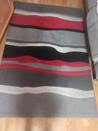 Alfombra moderna gris, negro y roja