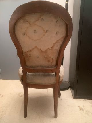Silla antigua de madera para restaurar