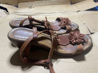 Sandalias cuña YESS marrón