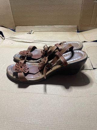 Sandalias cuña YESS marrón