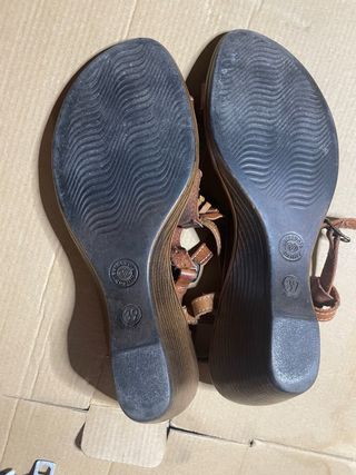 Sandalias cuña YESS marrón