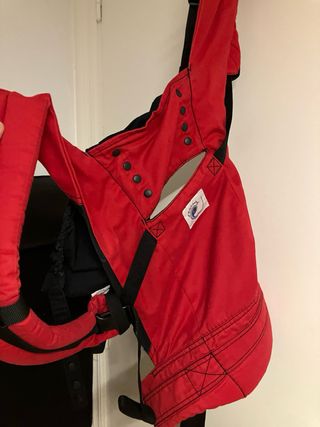 Mochila porteo Ergobaby roja
