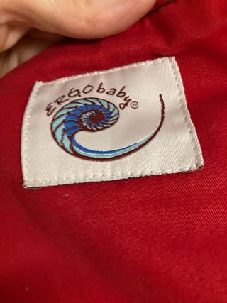 Mochila porteo Ergobaby roja