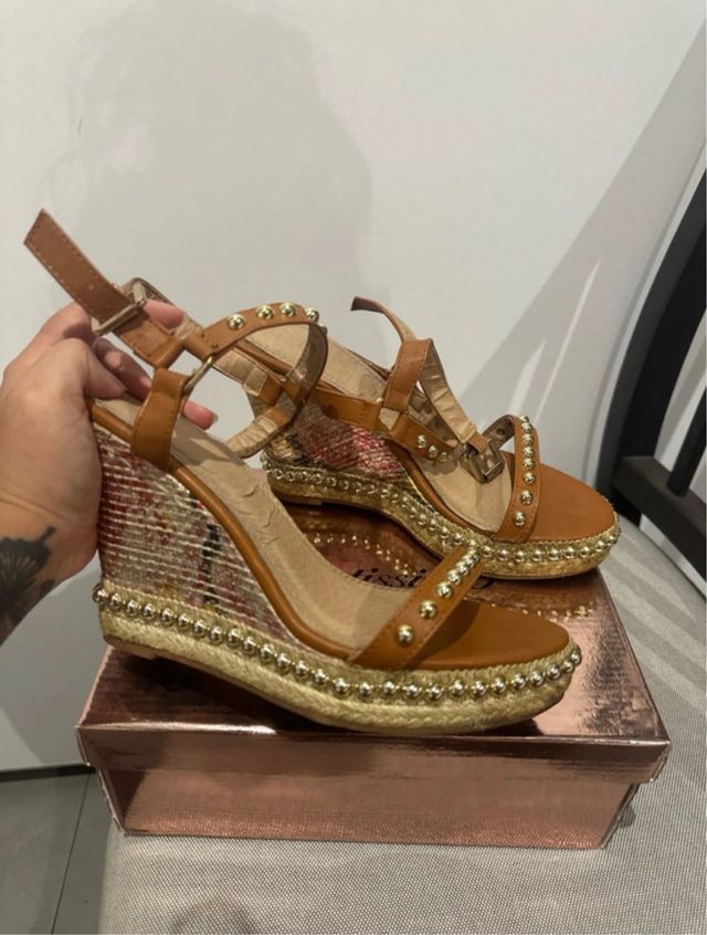Cuñas doradas y marrón, talla 38