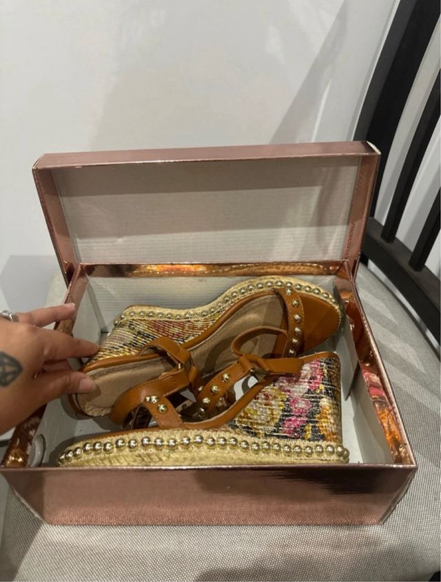 Cuñas doradas y marrón, talla 38