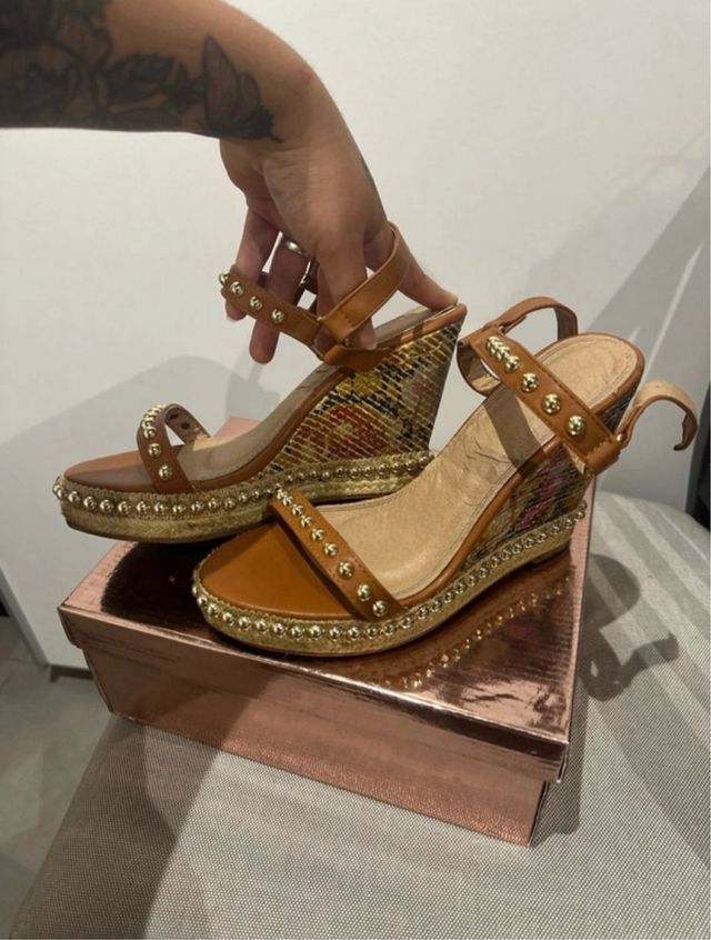 Cuñas doradas y marrón, talla 38