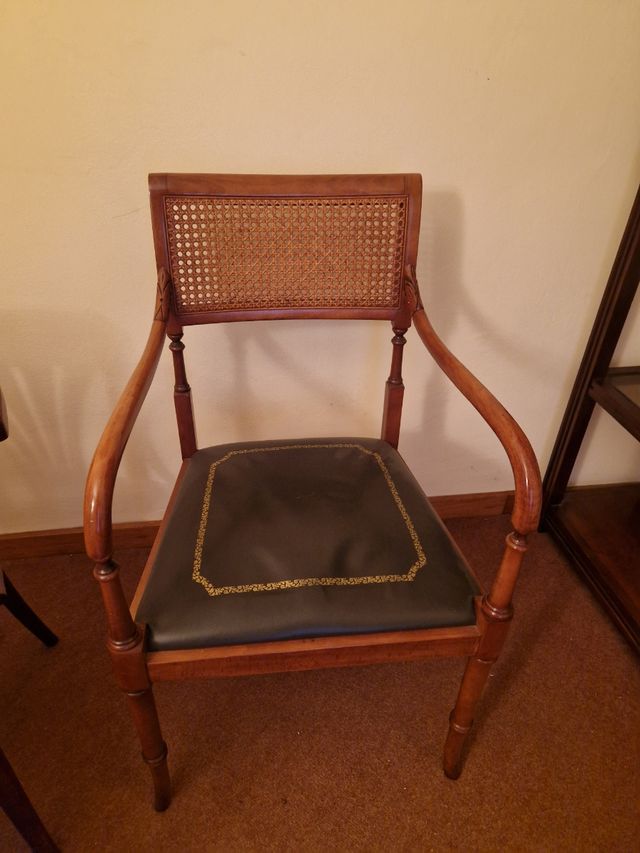 Silla de madera y ratán