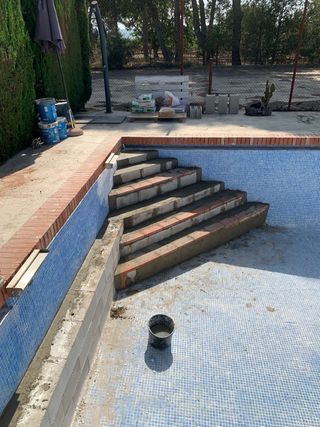 Escalera de obra en piscinas