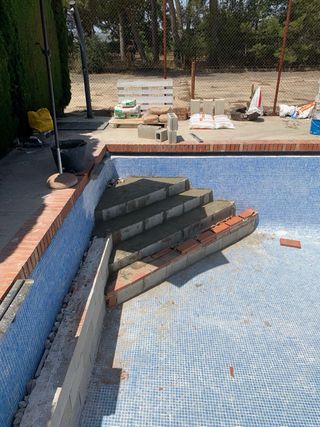 Escalera de obra en piscinas