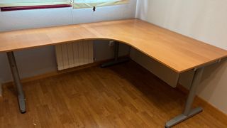 Escritorio esquinero madera-metal.
