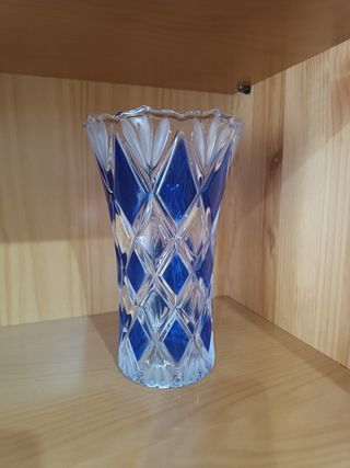 Jarrón cristal azul tallado