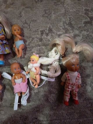 Muñecas Barbie bebés y niños