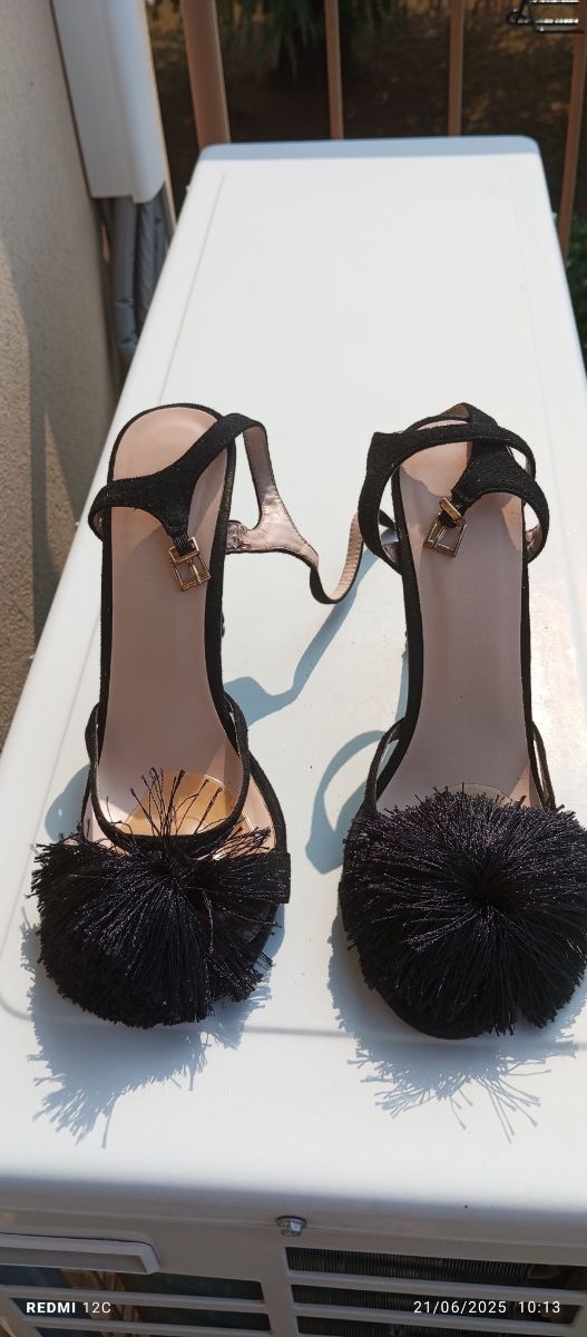 Sandali tacco nero con pompon