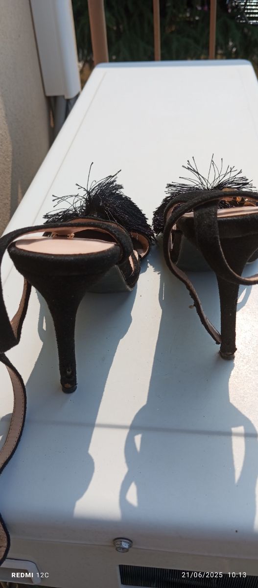 Sandali tacco nero con pompon