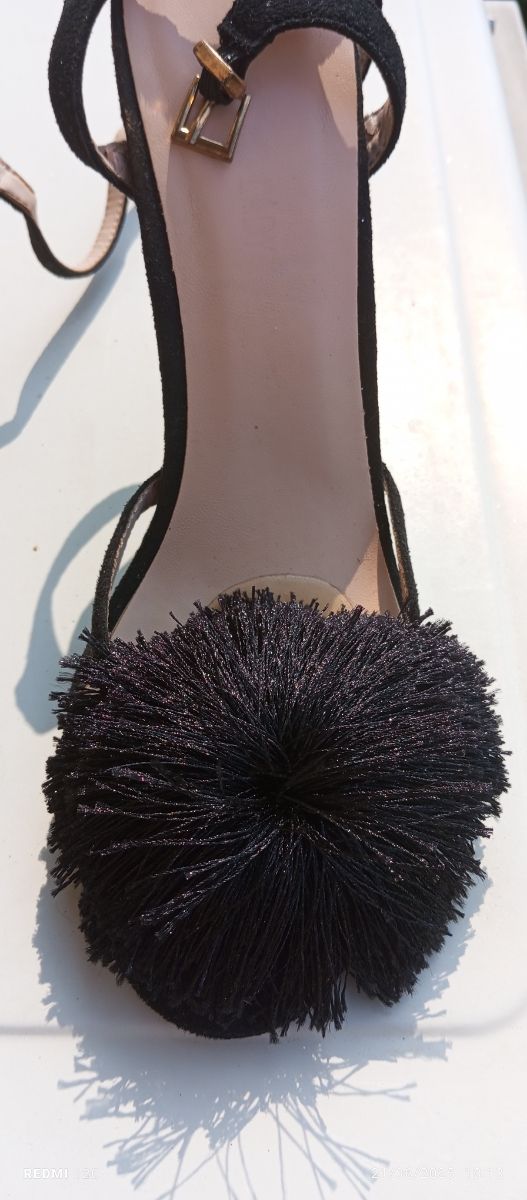 Sandali tacco nero con pompon