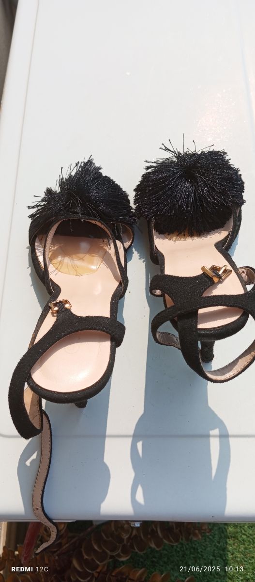 Sandali tacco nero con pompon