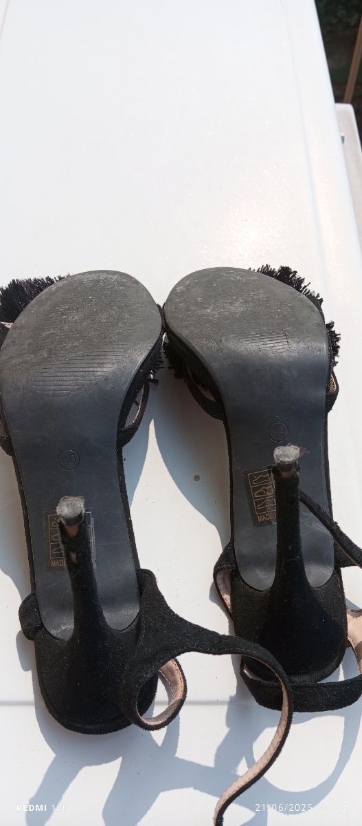 Sandali tacco nero con pompon