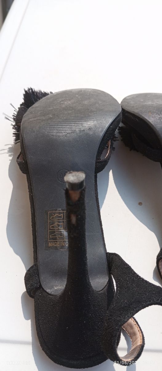 Sandali tacco nero con pompon