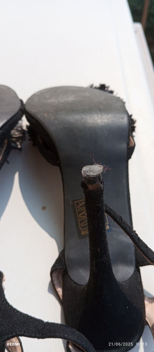 Sandali tacco nero con pompon