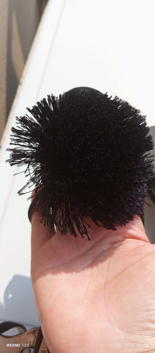 Sandali tacco nero con pompon