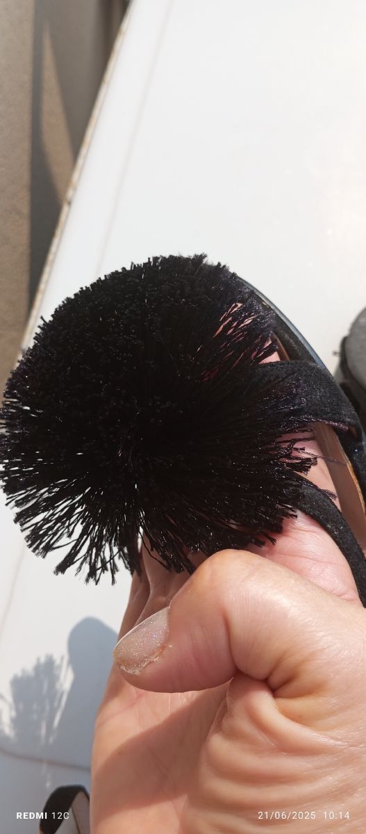 Sandali tacco nero con pompon